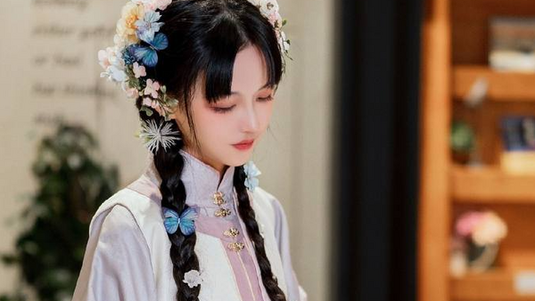 《墨韵霓裳：古今相逢的诗意片刻》