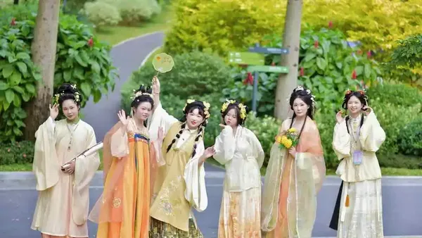 云溪赴雅集，汉服暖冬景：一场穿越时光的岭南园林盛会
