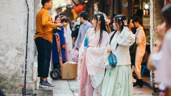 从“小众爱好”到“日常穿搭”：汉服破圈路上的四大现实障碍