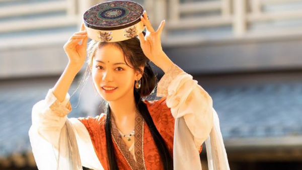 一袭华服梦回千年，她在古廊下翩然起舞