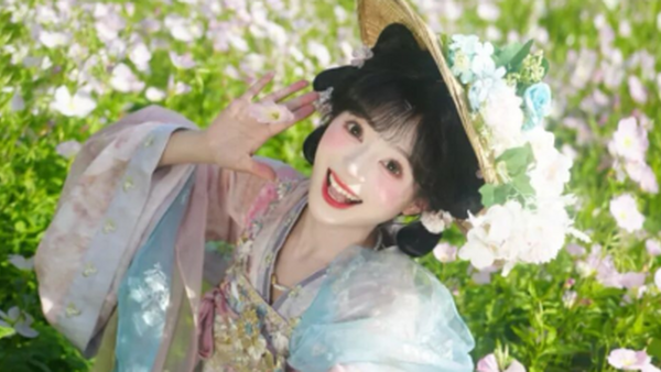 春日花海汉服写真：世家小姐出游记