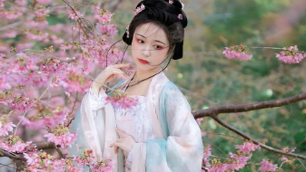 粉蓝襾裙映花枝