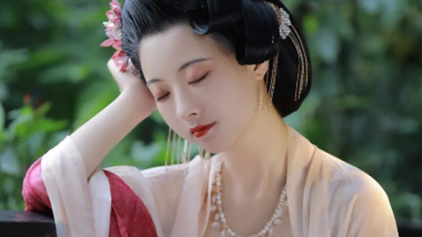粉樱如梦：齐胸襦裙高髻簪花，一眼便倾了整座长安