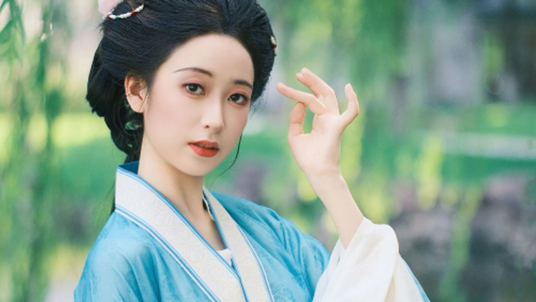湖畔垂柳汉服写真教程：蓝白交领配书卷，6个道具构图拍出温婉书卷气