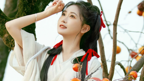 柿子树下白色汉服写真教程：红丝带配竹篮，5个秋日姿态拍出清甜古风少女感