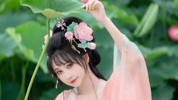 荷塘木栈道粉色渐变汉服写真教程：荷花发饰配白壶，4个姿态拍出清甜少女感