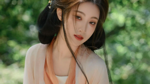 林间石台浅粉汉服写真教程:白瓷酒具配竹席,4个姿态拍出温婉古风仙气