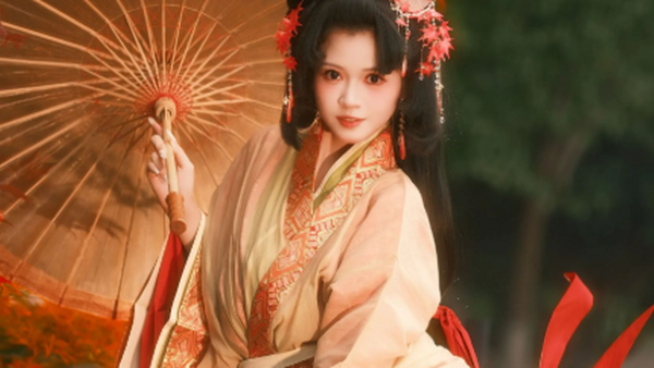 红枫石墙｜浅杏大袖汉服油纸伞拍出秋日古风