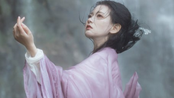 樱花汉服写真 | 樱舞蝶衣：蓝色纱衣的春日梦境