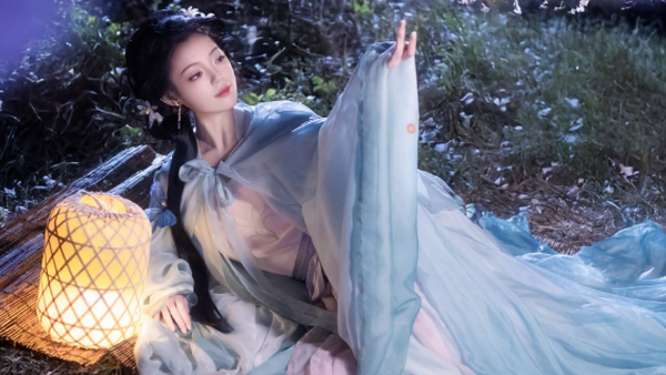 古风摄影 | 花间仙影：紫白纱衣蝴蝶团扇的飘逸之美