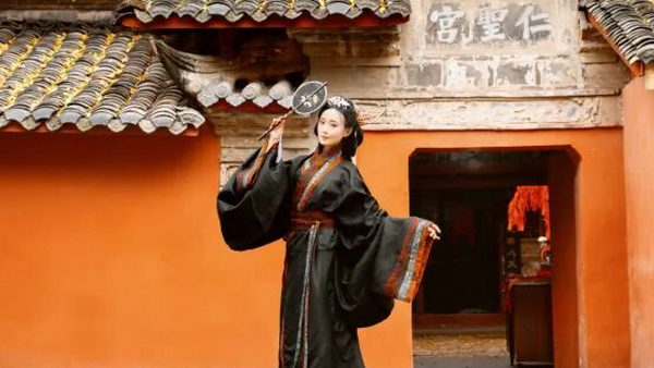 黑色战国袍+银杏红墙，在古寺里拍出宿命感东方大片