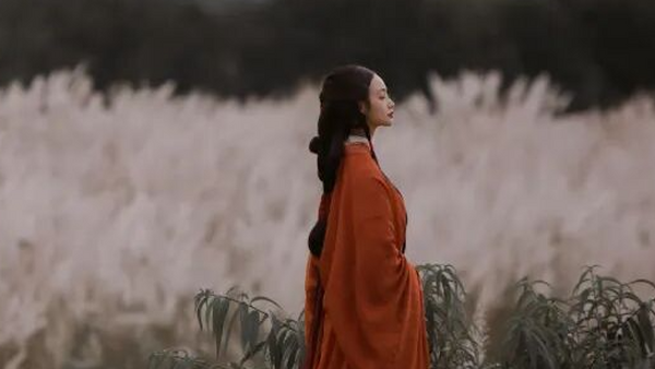 红色战国袍+便面扇，在芦苇荡里拍出清冷古风感