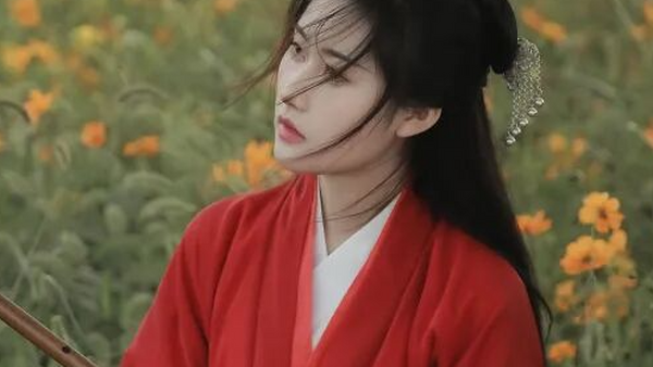红衣汉服+长剑，在黄色花海里拍出江湖侠气感