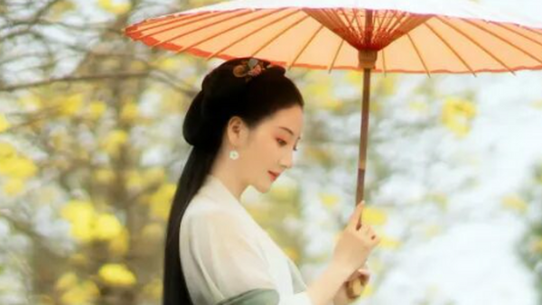 绿白汉服+黄花风铃木，5个古典姿势，拍出春日诗意感