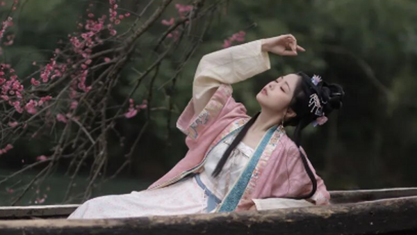 粉蓝汉服+乌篷船，在落樱水岸拍出清冷江南感