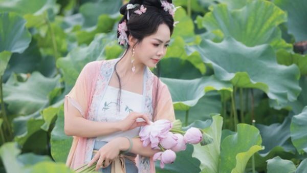 【汉服写真】宋衫碧荷：轻倚塘畔，人面芙蓉两相扬