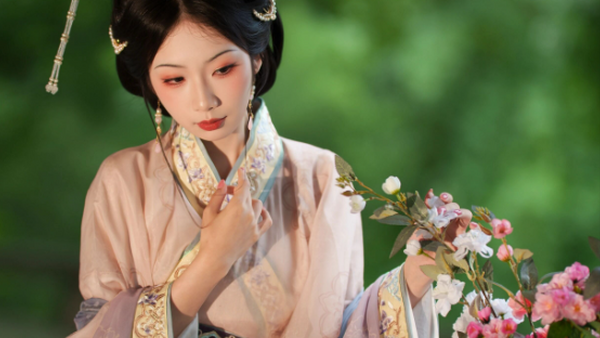 【汉服写真】魏晋仙风宋韵淡颜：清风裹袖，一眼封神的东方留白