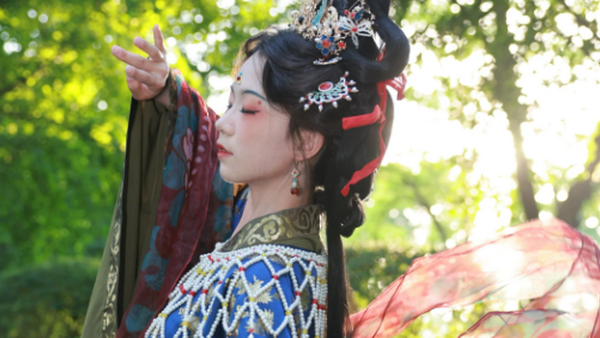 【汉服写真】百转不回：一袭罗衣千回折，终是人间自在身