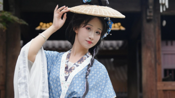【汉服写真】夏日山中：松风拂袖绿荫浓，一袭轻衫入翠微