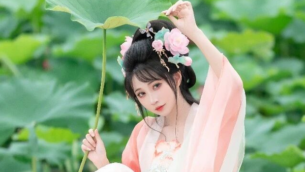 【汉服写真】齐胸襦裙舞荷塘：翠盖红衣翩然起，一池清梦落衣裳