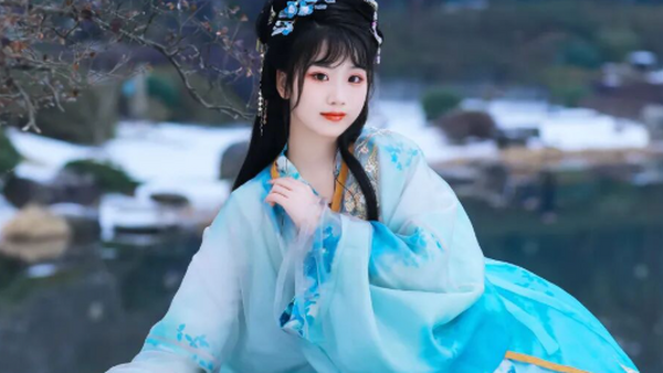 蓝色渐变汉服+手提灯笼，雪景湖边拍出清冷冬日古风感