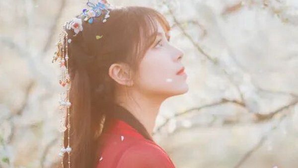 红色汉服+梨花林，5个姿势拍出清冷古风氛围感