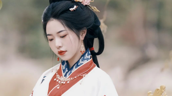 红白刺绣汉服+花鼓，秋日枫树下拍出典雅国风感