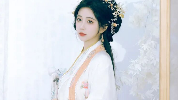 宋制橙白汉服+油纸伞，室内国风场景拍出温婉仙气感