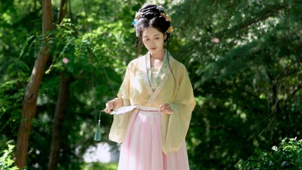 佳人入画来：汉服写真里的眉目流转，一帧一幅皆丹青