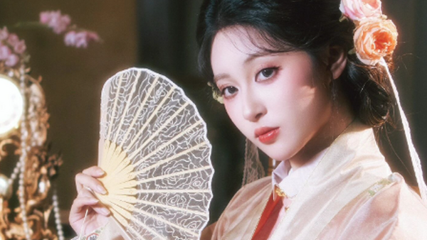 【汉服写真】明华堂汉洋折中花狸 撷一袭春日华裳