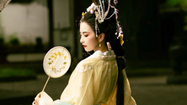 【汉服写真】庭院深几许 绿意漫成诗里衣香
