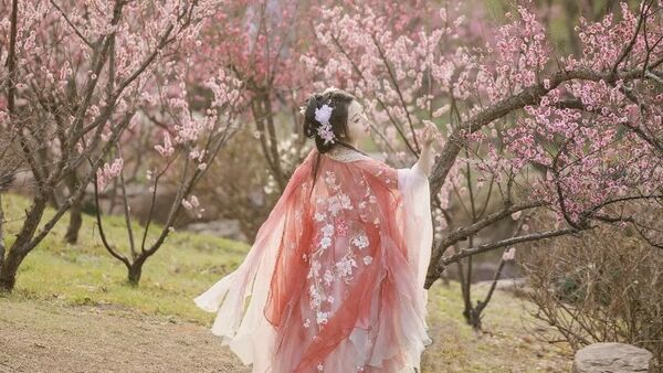 梅染春衫｜扬州早春这抹红，定格江南温柔