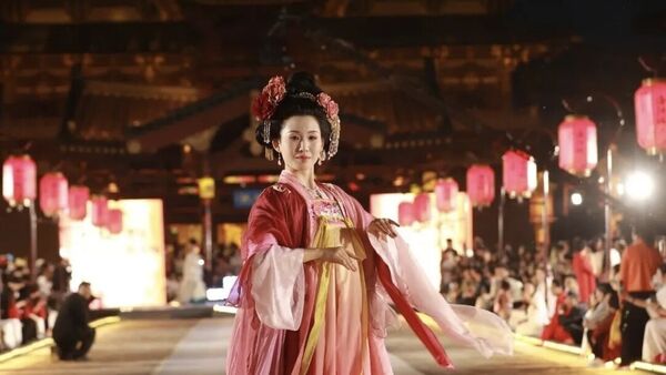 花开中国·礼遇洛阳 | 华夏秀牡丹系列汉服首秀亮相九洲池