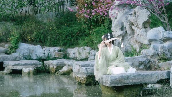 江南园林汉服写真教程：浅绿纱质汉服配竹简团扇，7个构图拍出清冷书卷气