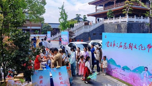 宜昌花神齐聚夷陵楼 共赏春日汉服秀