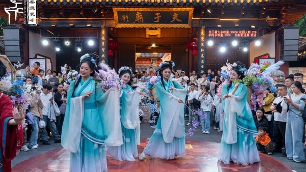 假日秦淮游｜一袭汉服美，吸睛又吸金
