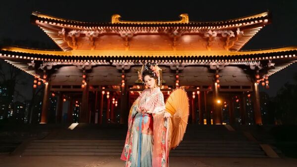 古桥夜灯下的盛唐梦境：粉蓝渐变汉服写真全记录
