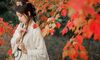 红枫林里｜白色印花汉服书法折扇拍出清冷东方感