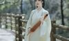 林间栈道｜白色汉服油纸伞拍出清冷魏晋风