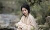 古村落魏晋风汉服写真教程：米色直裾配竹篮野花，5个姿态拍出清冷淡雅感