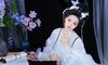 紫藤花下｜白色纱裙团扇书卷拍出清冷才女感