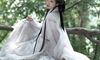 夏日绿荫｜白色飘逸汉服石桌拍出清冷仙气