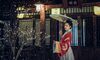 红色绣花汉服+油纸伞，雪夜古建筑拍出明艳清冷感
