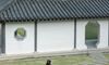 【汉服写真】橙红战国袍写真：退后三步，让白墙黑瓦替衣裳说话