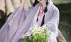 【汉服写真】淡紫汉服配花篮，溪边木桥拍出田园治愈少女感