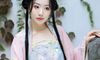 【汉服写真】手无处安放？团扇卷轴一入手，粉蓝汉服拍出书卷气