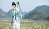 湖畔花海浅蓝襦裙汉服写真教程：花杖配青山远水，4个姿态拍出春日仙气感