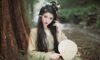 溪畔林间青绿汉服写真教程：低饱和清冷感构图，5个蒲扇水勺姿态拍出古风仙气