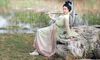 水边汉服写真教程：浅绿汉服配油纸伞，6个古风拍照姿势拍出清冷氛围感