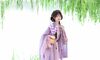 湖畔柳荫汉服写真教程：淡紫纱衣配花束书册，5个古风姿态拍出温柔仙气